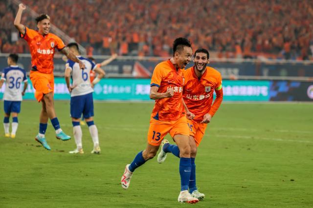 v体育app-泰山“全民出击”配角也闪光 崔康熙已布局未来两季