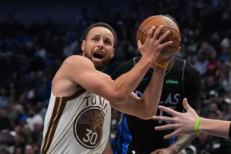 v体育首页-断档历史第一！库里93场8+三分 超身后利拉德克莱哈登合计79场